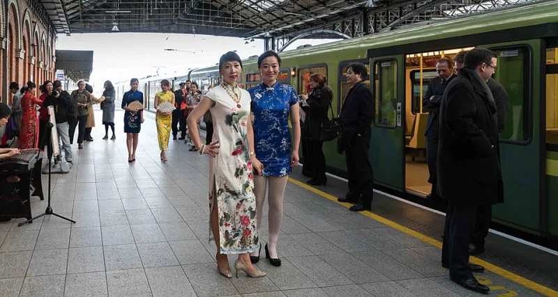 The Two-Shoe Commute: What the Tote-Bound Oxford Says About Modern British Work